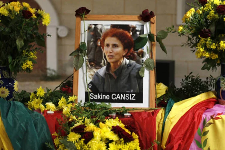 
	Retrato da ativista do PKK Sakine Cansiz &eacute; visto no centro cultural Curdo de Paris: Sakine e mais duas outras ativistas foram encontradas mortas nesta quinta-feira
 (Charles Platiau/Reuters)