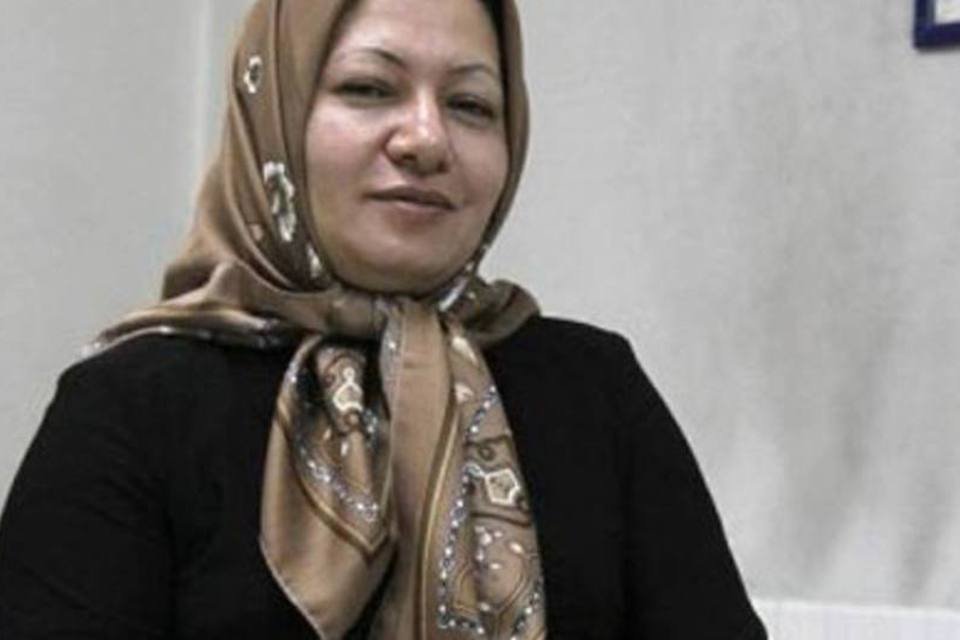 Iraniana condenada a apedrejamento recria morte de marido na TV