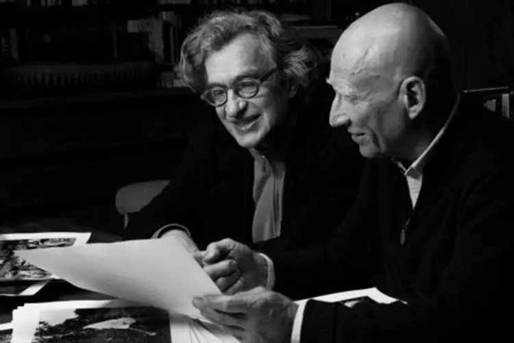 
	Wim Wenders e Sebasti&atilde;o Salgado observam fotografias durante filmagem de &quot;O Sal da Terra&quot;
 (Divulgação/Imovision)