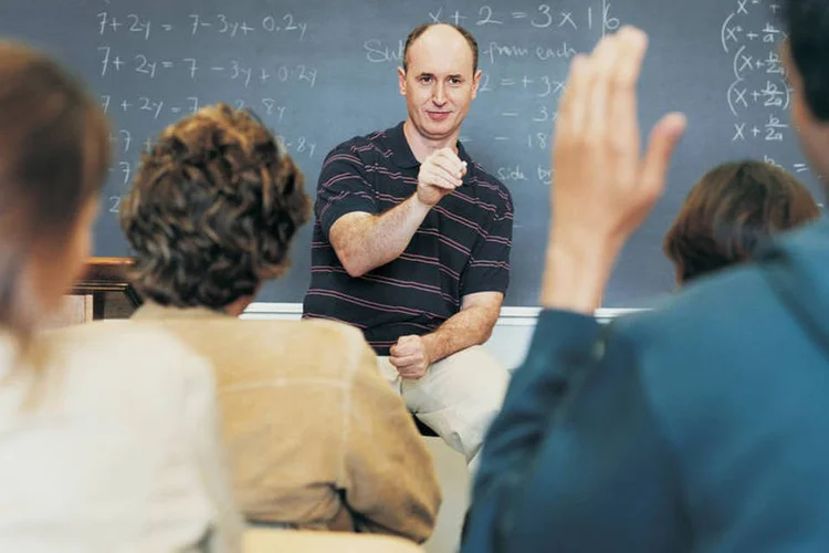 
	Sala de aula: docentes tamb&eacute;m s&atilde;o estimulados a darem aula em locais diferentes, como no p&aacute;tio ou no jardim
 (Thinkstock)