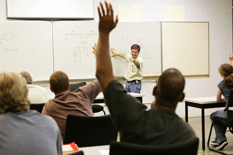
	Educa&ccedil;&atilde;o: alunos que n&atilde;o t&ecirc;m financiamento t&ecirc;m menos seguran&ccedil;a financeira para continuar a cursar o ensino superior
 (Lisa F. Young/Thinkstock)