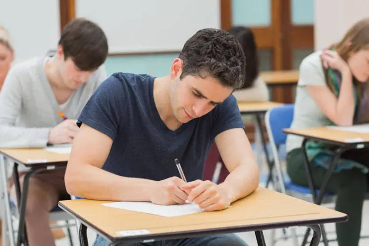 
	Alunos fazem prova em sala de aula: a partir da 0h de hoje, o exame j&aacute; estava entre os t&oacute;picos mais comentados no Twitter
 (thinkstock)