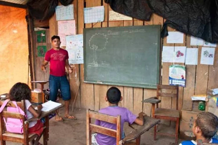 
	Sala de educa&ccedil;&atilde;o em aldeia no Par&aacute;: para Martin Carnoy, de Stanford,&nbsp;&quot;quanto mais crian&ccedil;as pobres, pior o sistema educacional&quot;
 (Germano Lüders/EXAME.com)