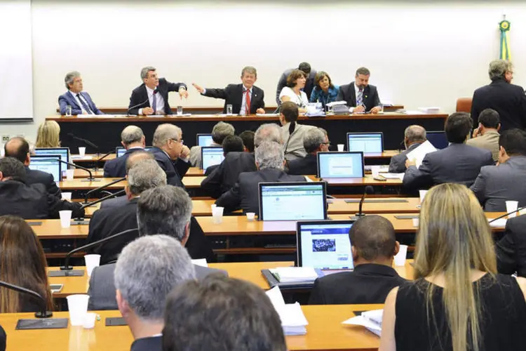 Sala de comissões do Senado durante reunião da Comissão Mista de Planos, Orçamentos Públicos e Fiscalização (CMO) (Waldemir Barreto/Agência Senado)