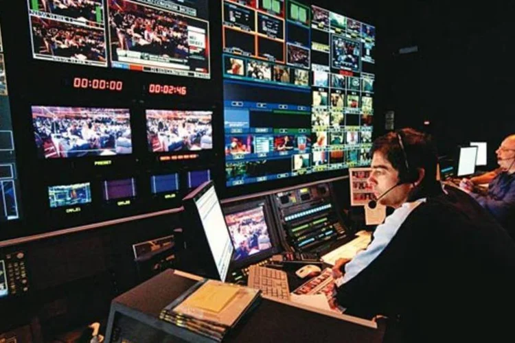
	Sala de controle da ESPN: se ocorrer lance pol&ecirc;mico, usu&aacute;rios poder&atilde;o enviar suas opini&otilde;es e responder questionamentos dos apresentadores da ESPN
 (Mark Gaier/Getty Images)