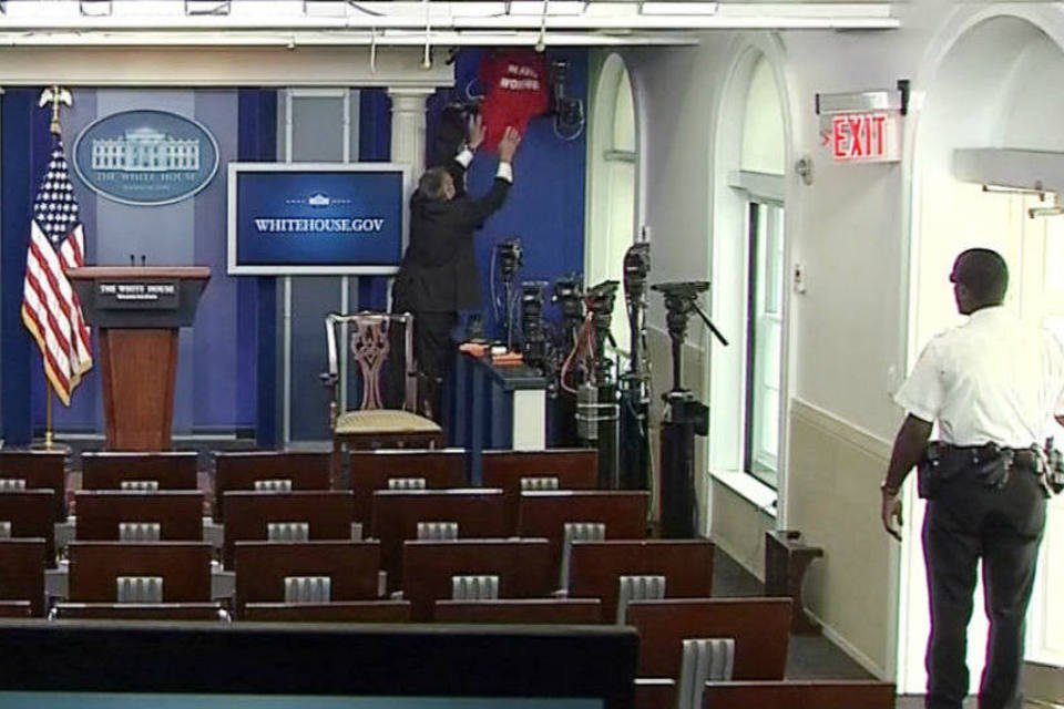 Jornalistas retornam à sala de imprensa da Casa Branca