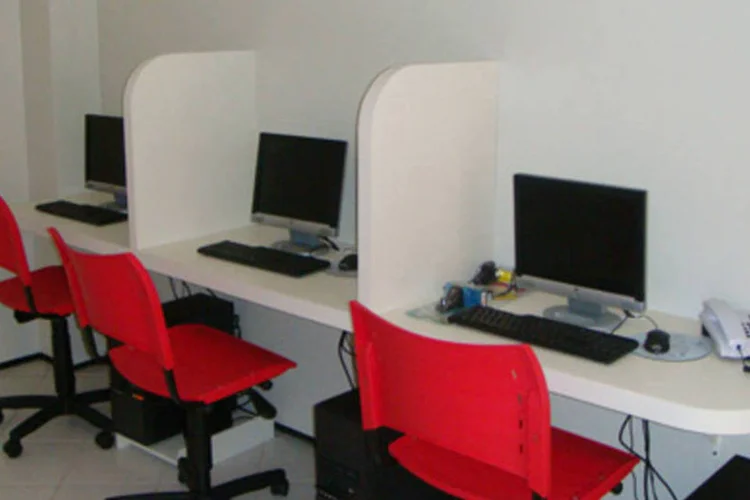 
	Estudado nos EUA h&aacute; 20 anos, o v&iacute;cio pela internet &eacute; quase invis&iacute;vel socialmente -- e come&ccedil;a a se manifestar quando atrapalha rela&ccedil;&otilde;es sociais e cria isolamento
 (Divulgacao)