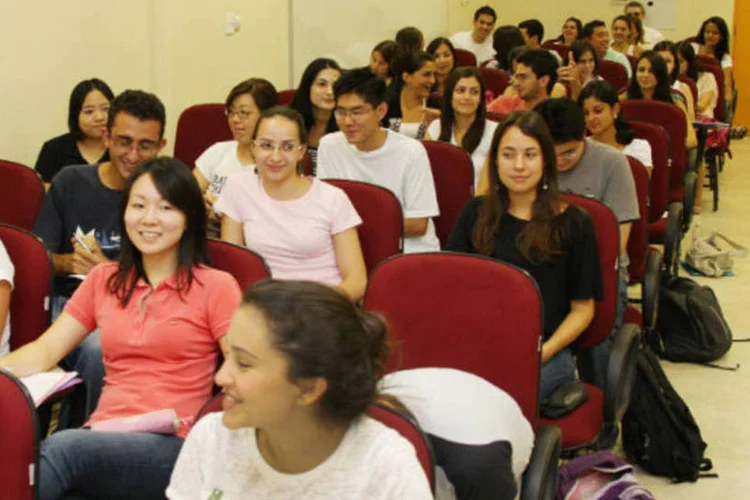 
	Educa&ccedil;&atilde;o: estudantes em sala de aula de universidade: Prouni oferece bolsas de estudos integrais e parciais no ensino superior em institui&ccedil;&otilde;es particulares
 (Marcos Santos/USP imagens)