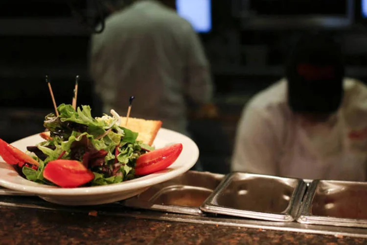 Um prato de salada espera para ser servido em um restaurante de Louisville, no Kentucky (Luke Sharrett/Bloomberg)