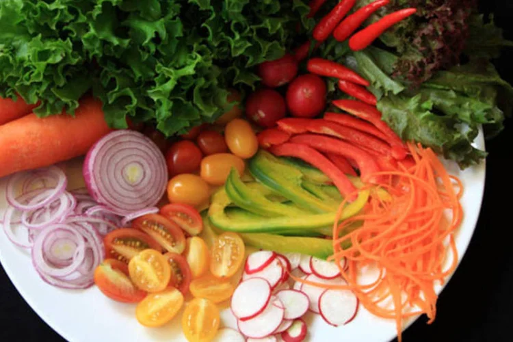 Uma alimentação com muitas frutas, verduras, legumes, e pouca gordura é o segredo das melhores dietas (Son Tran / Stock Xchng)