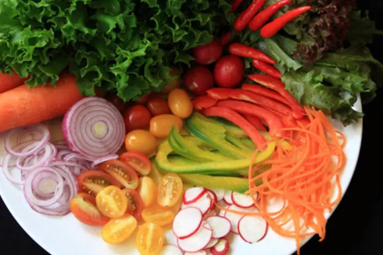 
	Pessoas com idade acima de 30 anos consomem mais frutas, legumes e verduras
 (Son Tran / Stock Xchng)