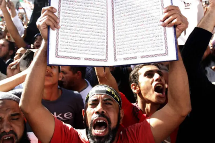 Salafistas protestam pela lei muçulmana no Egito: entre bandeiras pretas e brancas com a frase "Não há Deus senão Alá" e cartazes que pediam "A sharia em nossa Constituição" (REUTERS)