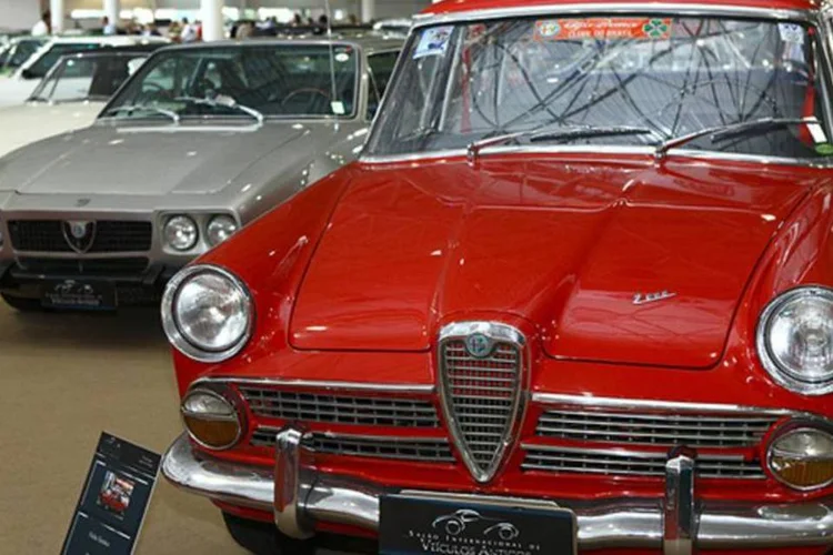 Para os amantes dos clássicos, não faltam opções: Chevrolet Impala, Ford Landau, Rolls-Royce Silver Cloud e Cadillac Eldorado também exibem seus dotes – e caudas - no salão (Divulgação/salaodeantigos)