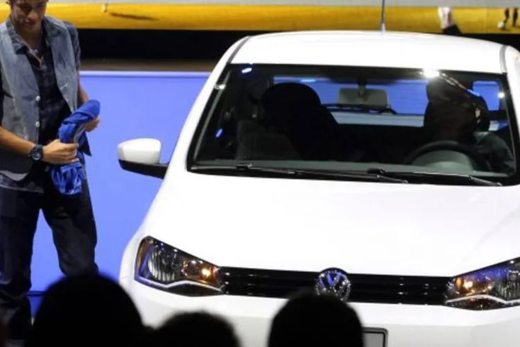 Jogador de futebol Neymar posou diante do novo Gol, da Volkswagen (Paulo Whitaker/Reuters)