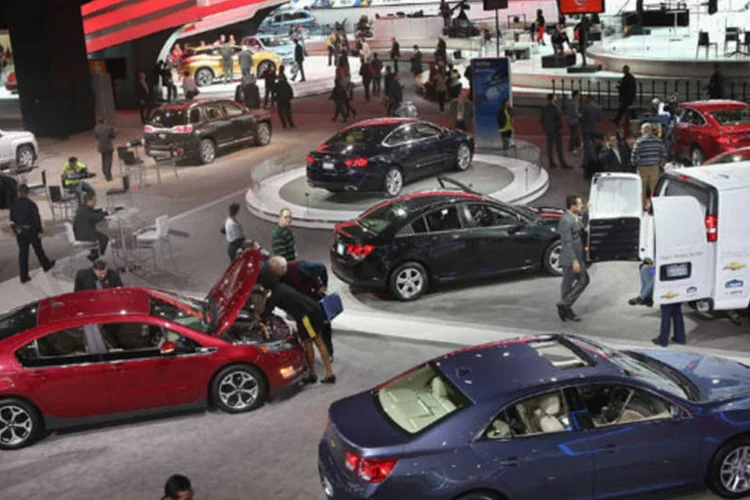 
	Carros expostos no Sal&atilde;o de Detroit: paralisada por d&iacute;vidas, cidade foi obrigada a pedir concordata, ao passo que a GM, a Ford e a Chrysler est&atilde;o lucrando e prosperando
 (Getty Images)