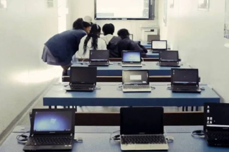 
	Salas da Samsung em projeto na &Aacute;frica: Cada um dos cont&ecirc;ineres tem a capacidade para atender 21 alunos simultaneamente
 (Reprodução)