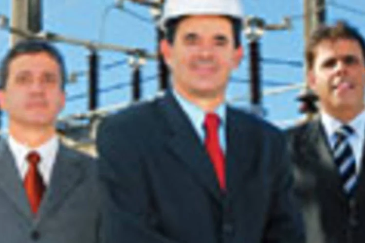 Sales (à frente) e executivos da Coelba: "É um desafio oferecer excelência de serviços a 4 milhões de consumidores"