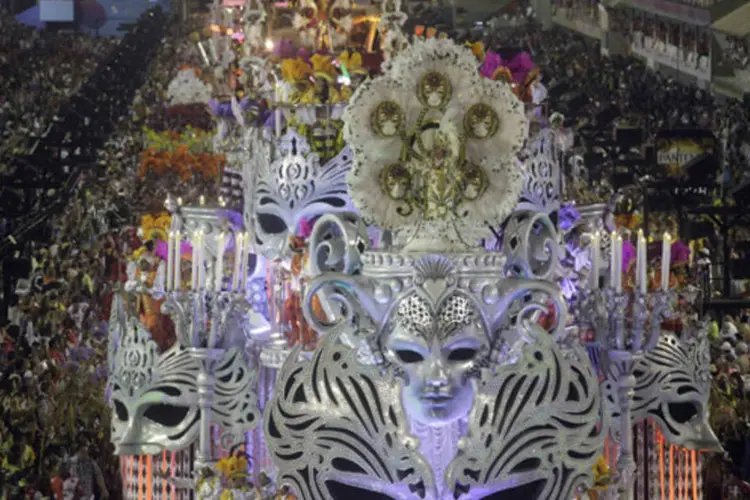 Rio de Janeiro: Salgueiro desfila na noite de Carnaval do Rio de Janeiro na Marquês de Sapucaí (Ricardo Moraes/Reuters)