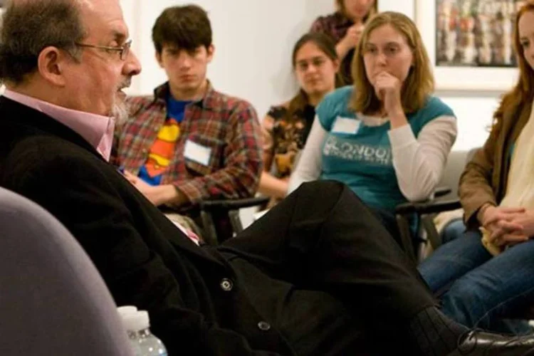 Salman Rushdie comemorou pelo Twitter sua volta ao Facebook (Nrbelex via Wikimedia Commons)