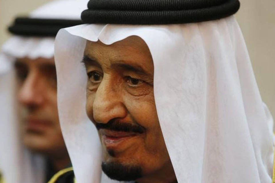 Rei saudita redefine sucessão para lidar com turbulência