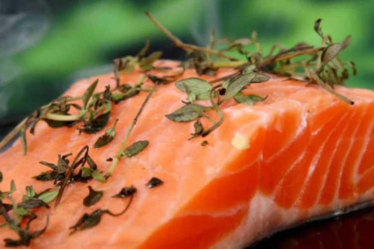 
	Segundo estudo, o consumo de 100g de salm&atilde;o por dia pode evitar ataques card&iacute;aco
 (Hotels in Eastbourne / www.eastbourneguide.com / Stock Xchng)