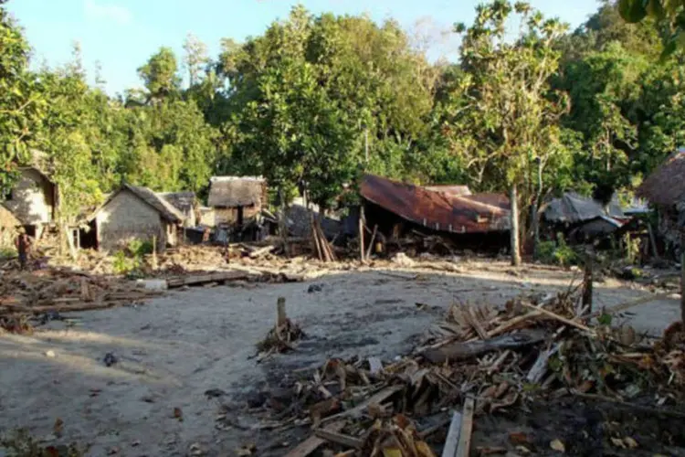 Destruição no vilarejo de Venga causada pelo tsunami que atingiu as Ilhas Salomão (AFP)