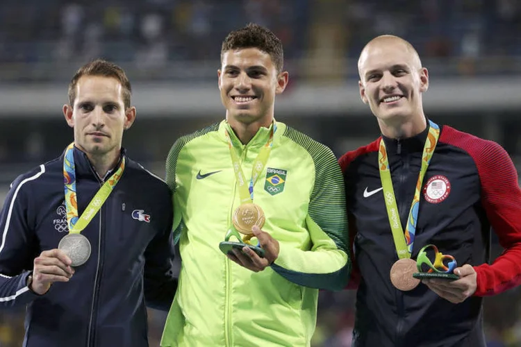 
	Thiago Braz, Renaud Lavillenie e Sam Kendricks: na cerim&ocirc;nia de premia&ccedil;&atilde;o, Lavillenie voltou a ouvir sonoras vaias quando subiu ao p&oacute;dio
 (Edgard Garrido / Reuters)