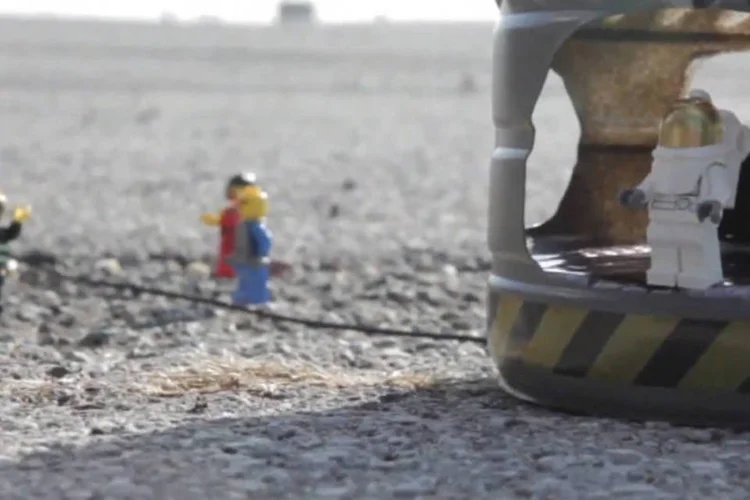 A versão de Lego retrata em uma escala de 1:350 o salto do austríaco. O vídeo foi feito em stop-motion – quadro-a-quadro – para criar o efeito animado dos bonecos (Reprodução/YouTube)