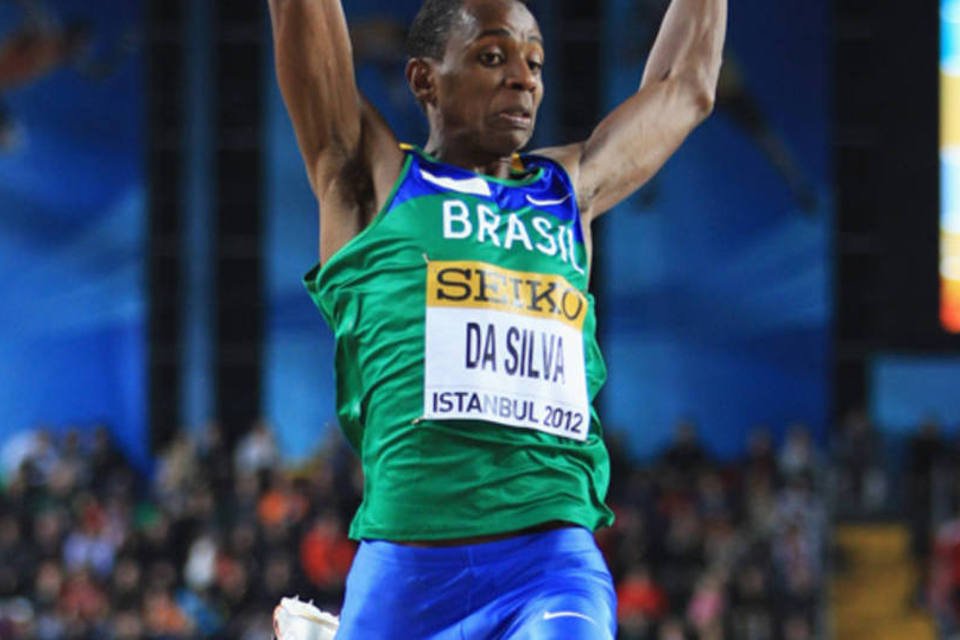 Brasileiro lidera eliminatória do salto em distância