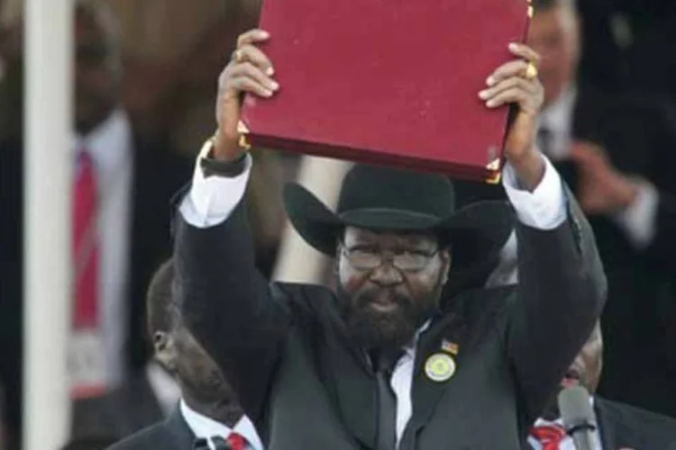 Salva Kiir Mayardit, novo predidente do Sudão do Sul, mostra a nova Constituição 