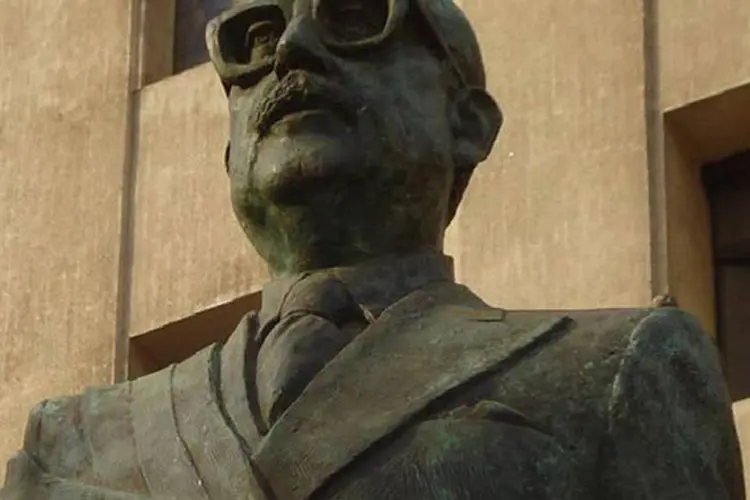 Estátua de Salvador Allende: investigação procura esclarecer se o ex-presidente chileno cometeu suicídio ou se foi executado no golpe de Estado de Pinochet
 (Richard Espinoza/Wikimedia Commons)