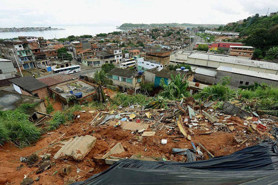 Deslizamento soterra casas e mata três na Bahia