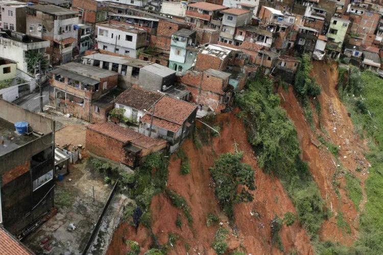 
	Chuva forte provoca estragos em Salvador: temporal de segunda-feira causou diversos deslizamentos e alagou algumas das principais ruas e avenidas da cidade
 (Direitos reservados Manu Dias/GOVBA)