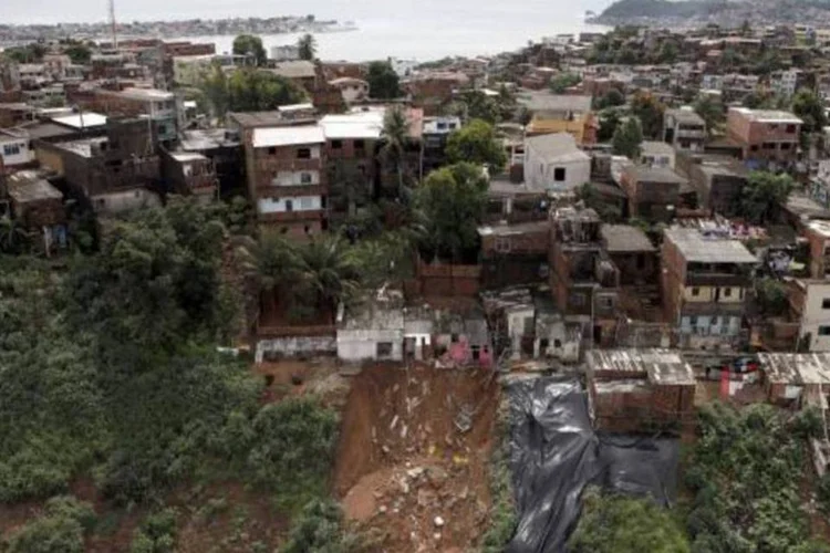 
	Por causa da ocorr&ecirc;ncia, a prefeitura iniciou um trabalho de demoli&ccedil;&atilde;o dos im&oacute;veis e de carca&ccedil;as de constru&ccedil;&otilde;es antigas da regi&atilde;o
 (Manu Dias/GOVBA)
