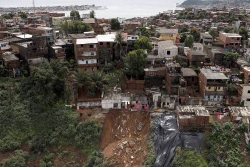 Mulher morre em deslizamento área famosa de Salvador