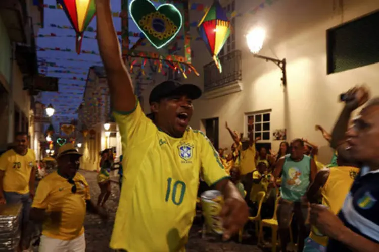 Pessoas comemoram gol do Brasil contra a Croácia, no Pelourinho, em Salvador (Marcos Brindicci / Reuters)
