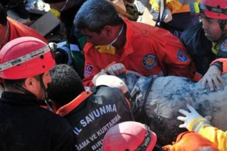 O terremoto ocorrido no domingo deixou ao menos 534 mortos e 2.300 feridos (Mustafa Ozer/AFP)