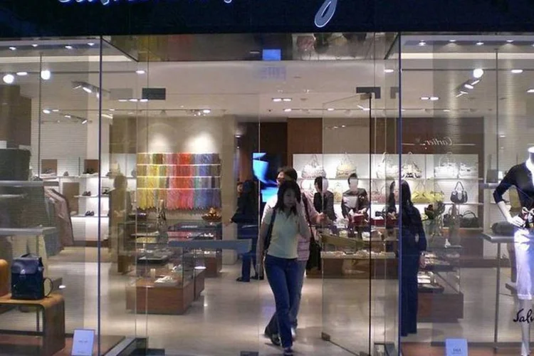 Loja da Salvatore Ferragamo: perfumes são a isca para atrair consumidores para a marca (Wikimedia Commons)