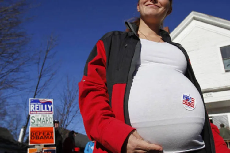 
	Samantha Pelletier mostra o adesivo &quot;eu votei&quot; colado em sua barriga de gr&aacute;vida em Bristol, New Hampshire: o estado j&aacute; tinha duas mulheres senadoras
 (Jessica Rinaldi/Reuters)