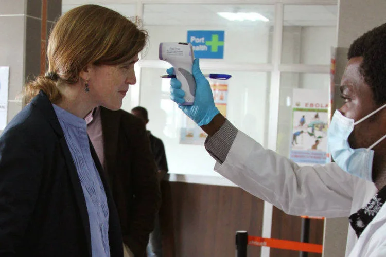 
	Enviada especial dos EUA &agrave; &Aacute;frica Ocidental, Samantha Power, tem a temperatura verificada
 (Michelle Nichols/Reuters)