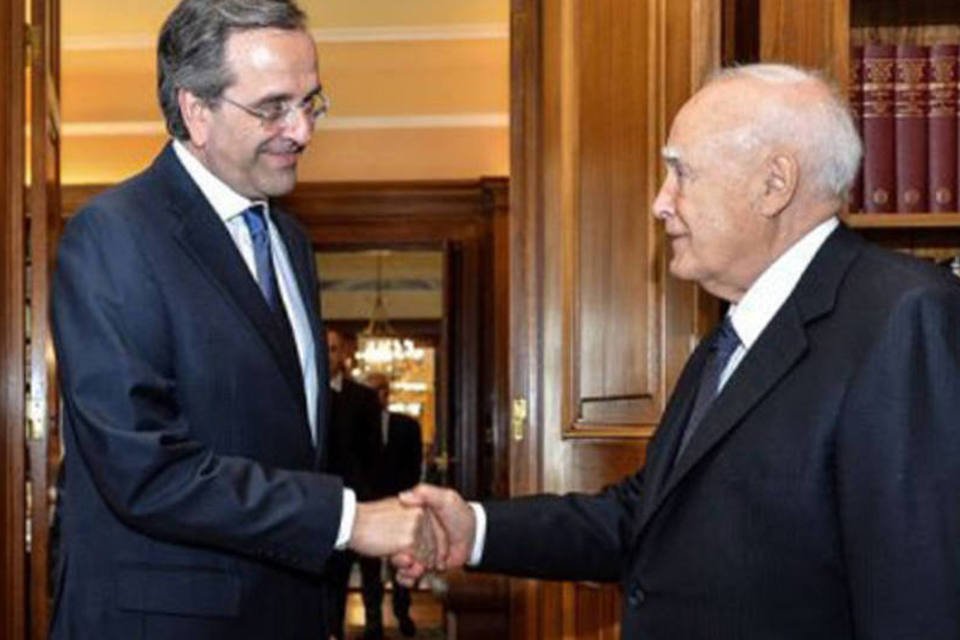 Conservador Samaras é designado novo premiê grego