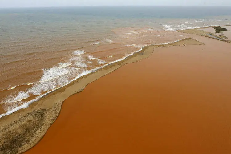 
	Vista a&eacute;rea da lama de barragens da Samarco que invadiram o Rio Doce e chegam at&eacute; a costa do Esp&iacute;rito Santo
 (Ricardo Moraes/Reuters)