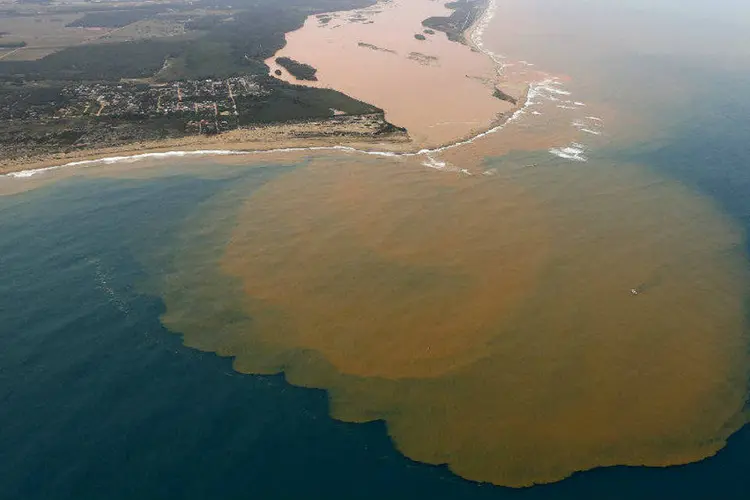 
	Vista a&eacute;rea da lama de barragens da Samarco que invadiram o Rio Doce e chegam at&eacute; a costa do Esp&iacute;rito Santo
 (Ricardo Moraes/Reuters)