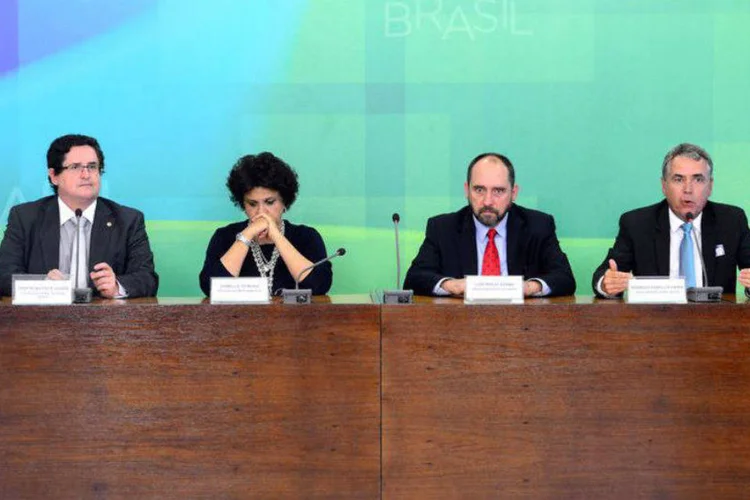
	Ministros Izabella Teixeira e Lu&iacute;s In&aacute;cio Adams defendem o acordo consensual com as empresas Samarco, Vale e BHP
 (Wilson Dias/Agência Brasil)