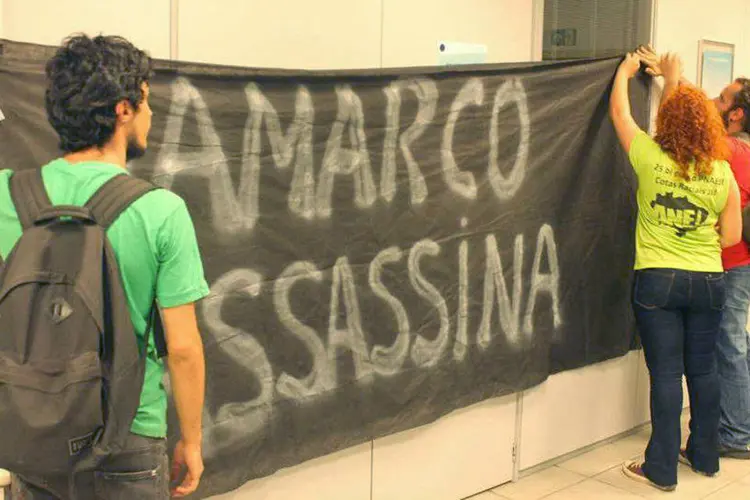 
	Manifestantes fazem protesto no escrit&oacute;rio da Samarco, em BH
 (Divulgação/ANEL – Assembleia Nacional dos Estudantes Livre)