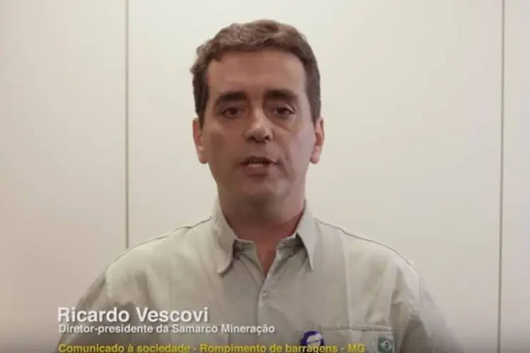 
	&quot;As autoridades competentes j&aacute; foram devidamente informadas e est&atilde;o prestando nesse momento todo o apoio e solidariedade&quot;, disse o diretor-presidente da Samarco, Ricardo Vescovi
 (Reprodução/YouTube)