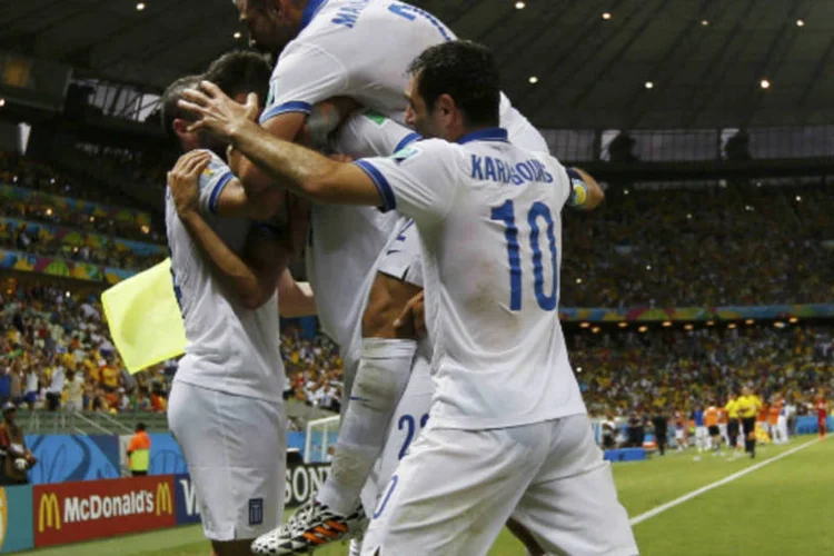 Samaras: ele caiu ao ser travado por Giovanni Sio dentro da área e obteve a penalidade (Marcelo Del Pozo/Reuters)