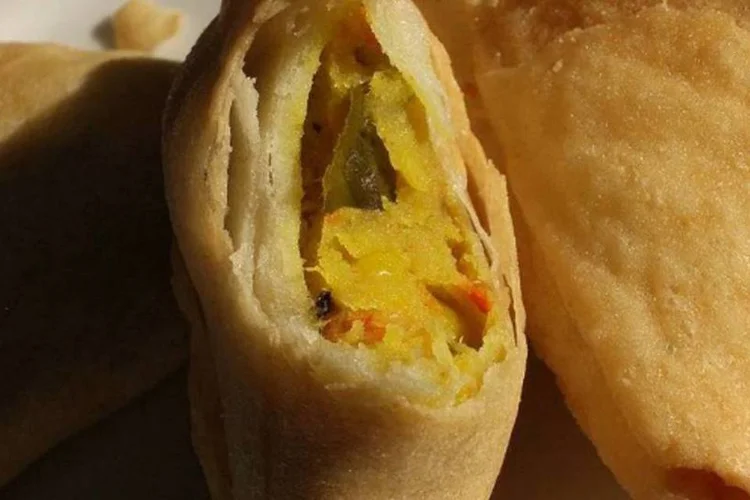 Samosa é um dos quitutes das barracas d'O Mercado
 (Creative Commons)