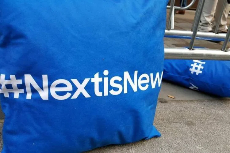 
	Brinde distribu&iacute;do pela Samsung em fila da Apple
 (Reprodução/Twitter)