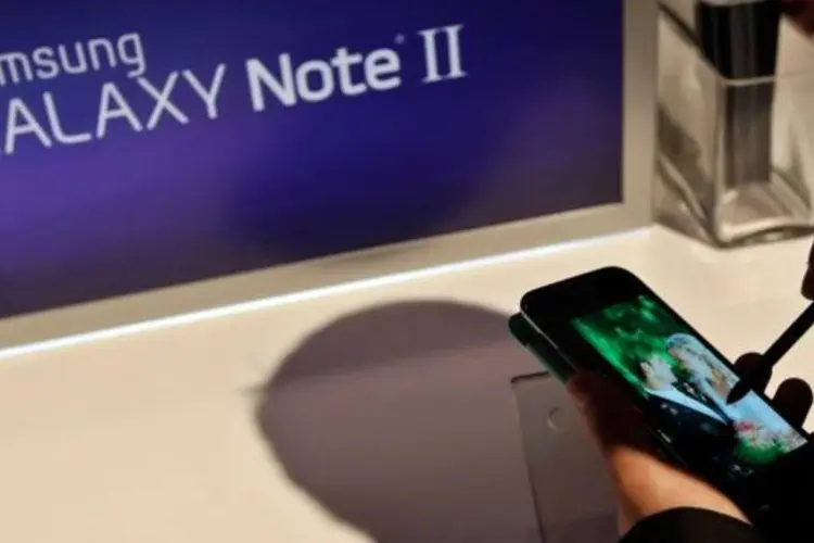 
	Pessoa testando o Galaxy Note II: ainda que ele inicialmente tenha causado zombarias, aparelho da Samsung foi um grande sucesso
 (Shannon Stapleton/Reuters)